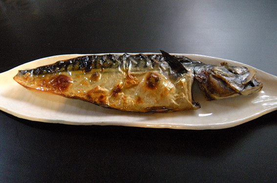 食卓 に 焼魚